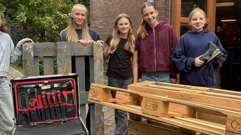 Aktive Ferien in Korschenbroich: Kinder möbeln ihre Jugendeinrichtung auf
