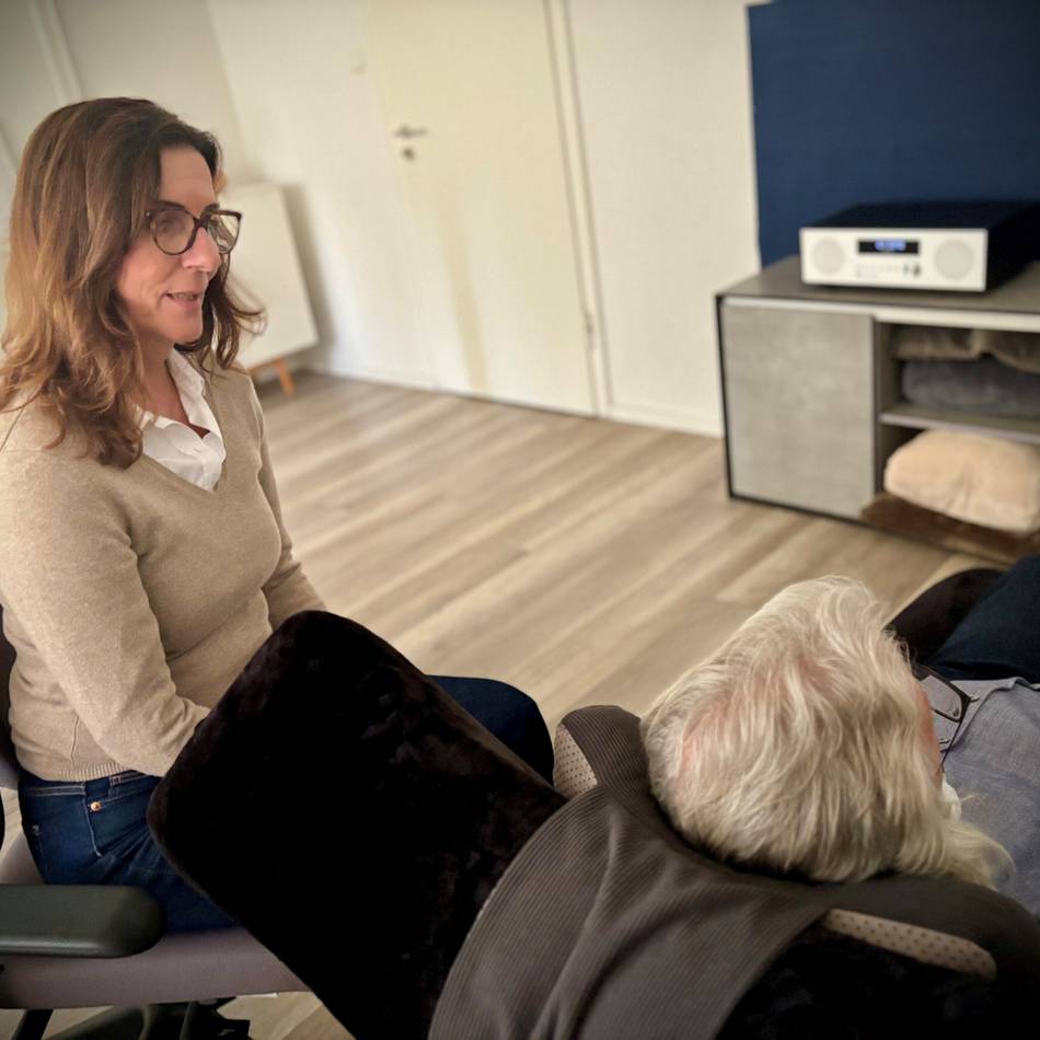 Praxis in Düsseldorf: „Das läuft wie bei einem Drehbuch ab“ – Hypnose, bringt das was?