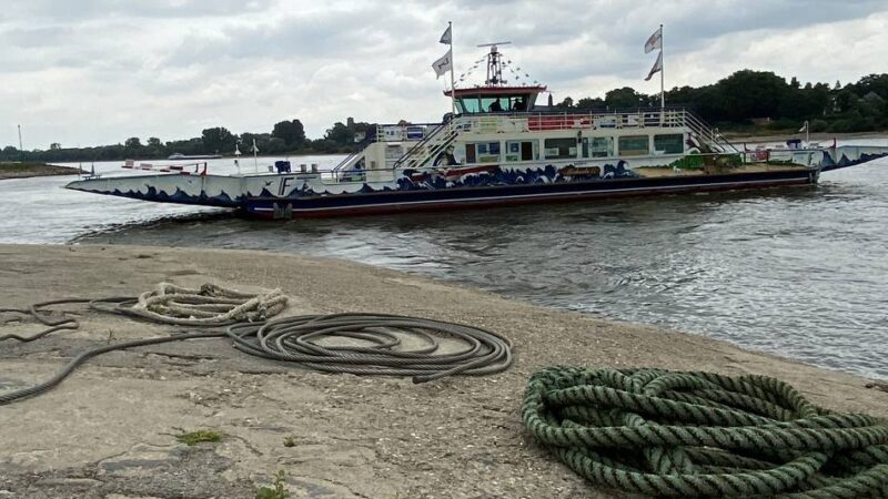 Bauarbeiten zwischen Meerbusch und Düsseldorf: A44-Sperrung bringt Run auf Rheinfähre