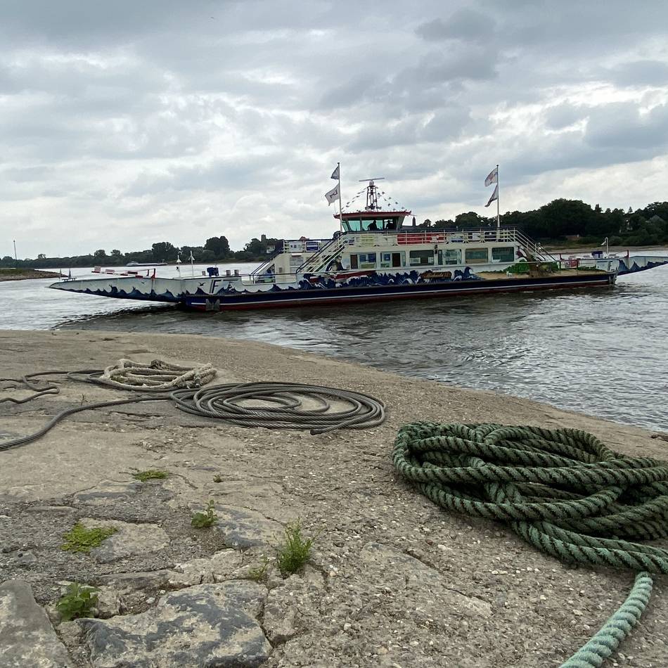 Bauarbeiten zwischen Meerbusch und Düsseldorf: A44-Sperrung bringt Run auf Rheinfähre