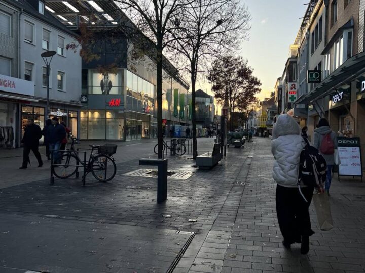 Wesels Töchter über Merz und Stadtbild: „Er versucht, seinen Rassismus auf uns Frauen abzuladen“