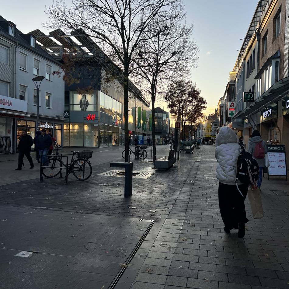 Wesels Töchter über Merz und Stadtbild: „Er versucht, seinen Rassismus auf uns Frauen abzuladen“