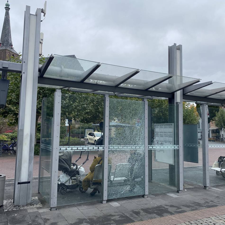 Drei Fälle am Wochenende: Wieder Scheiben von Bushaltestellen in Geldern zerstört