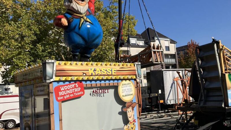 Kirmesaufbau vor der Viersener Festhalle: „Die nächste Fahrt ist rückwärts“