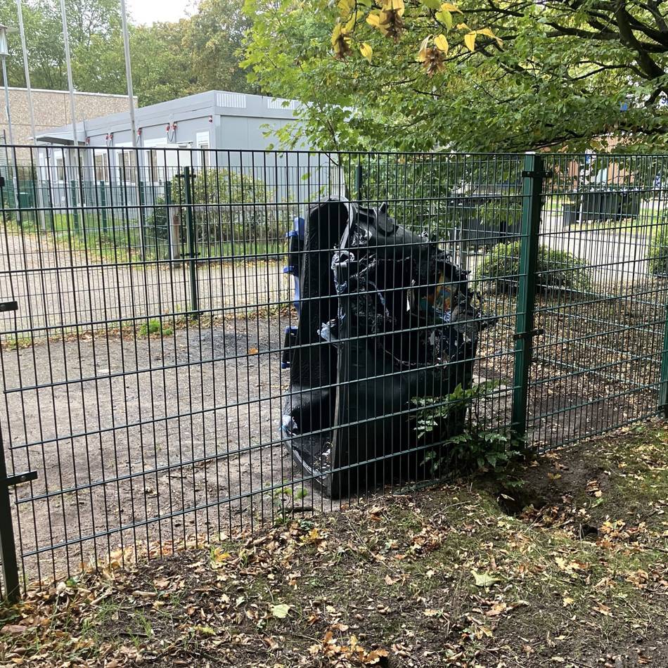 Mülltonne an Grundschule abgebrannt: Knallgeräusche schrecken Kaarster auf – Böllerei im Stadtpark