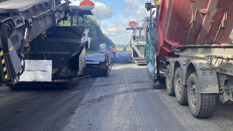Autobahn bei Kamp-Lintfort: Neue Asphaltschichten für die A 42