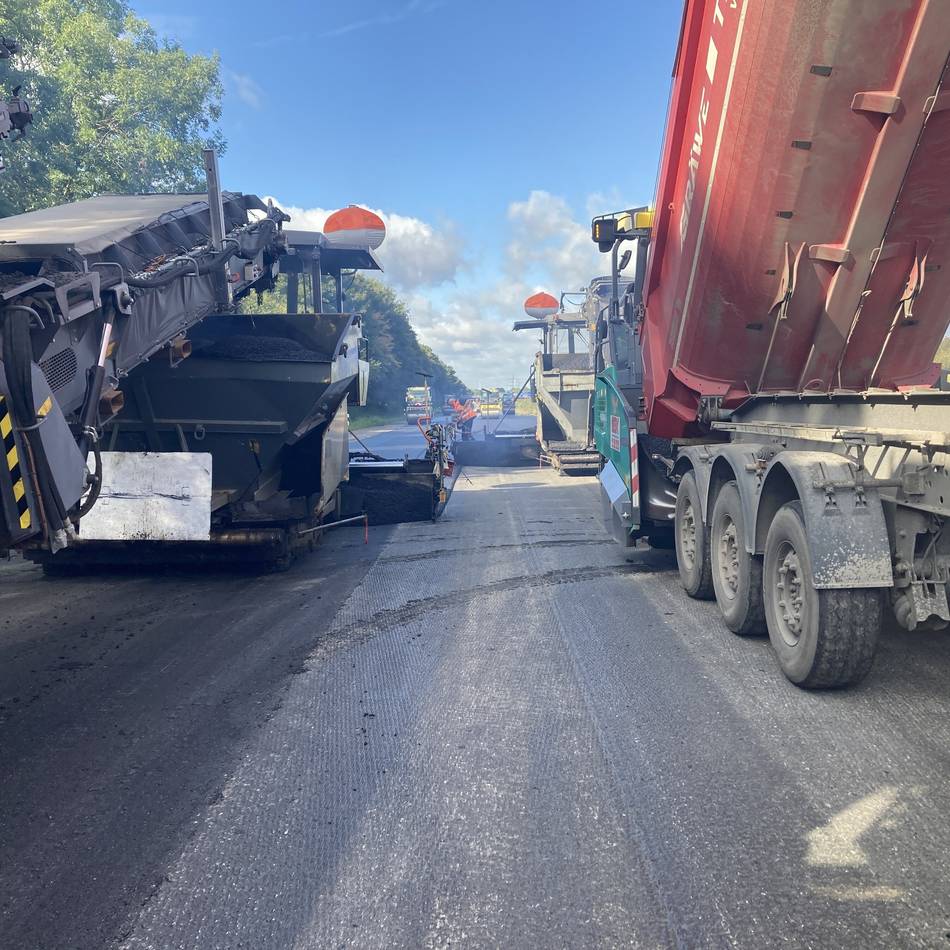 Autobahn bei Kamp-Lintfort: Neue Asphaltschichten für die A 42