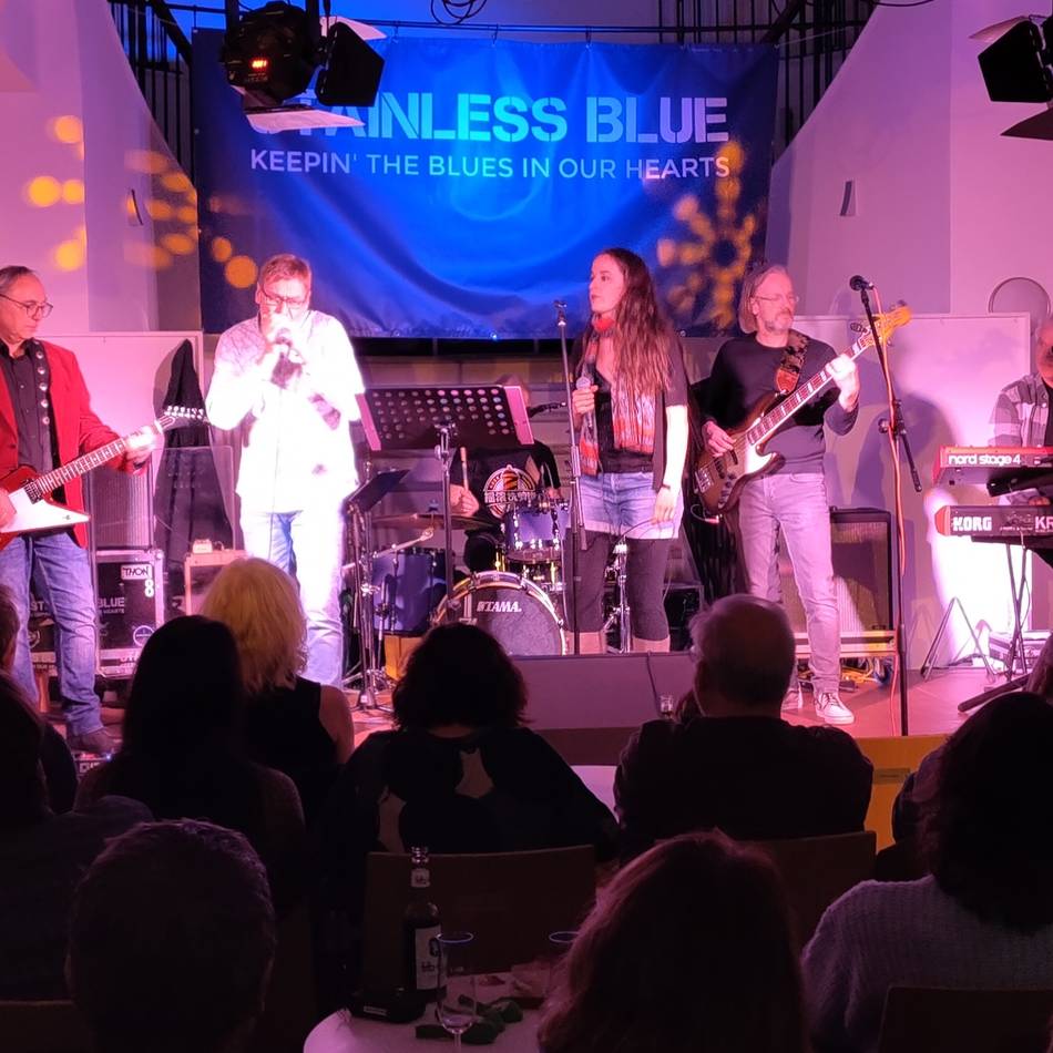 Bluesrock-Konzert in Hückeswagen: „Stainless Blue“-Sängerin feiert überzeugendes Debüt