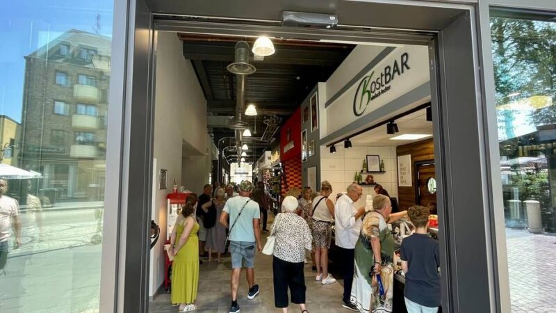 Spendenaktion für Johanniter in Mönchengladbach: Personalisierte Pflastersteine in der Markthalle werden präsentiert