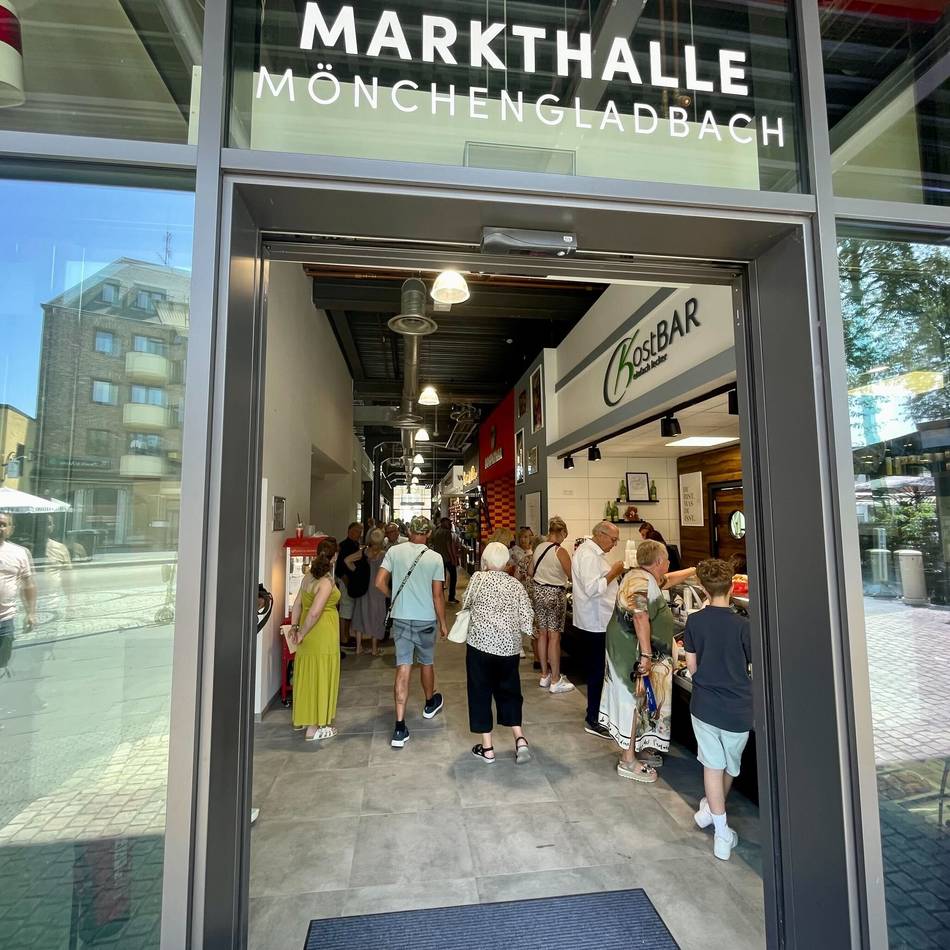Spendenaktion für Johanniter in Mönchengladbach: Personalisierte Pflastersteine in der Markthalle werden präsentiert