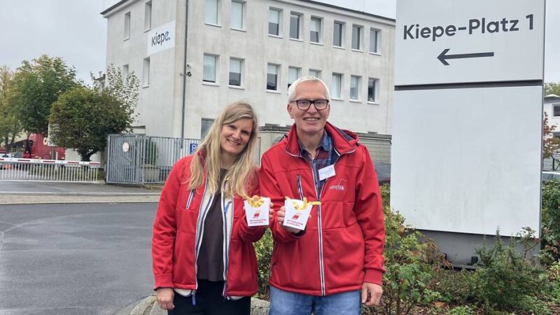 Das „Fritten-Mobil“ stoppt in Düsseldorf: Gewerkschaften werben bei Kiepe in Hassels mit Pommes für Tarifverträge