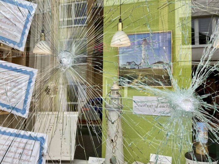Unbekannte gingen mit brachialer Gewalt vor: Täter wollen mit Gullydeckel in Goldschmiede in Geldern einbrechen
