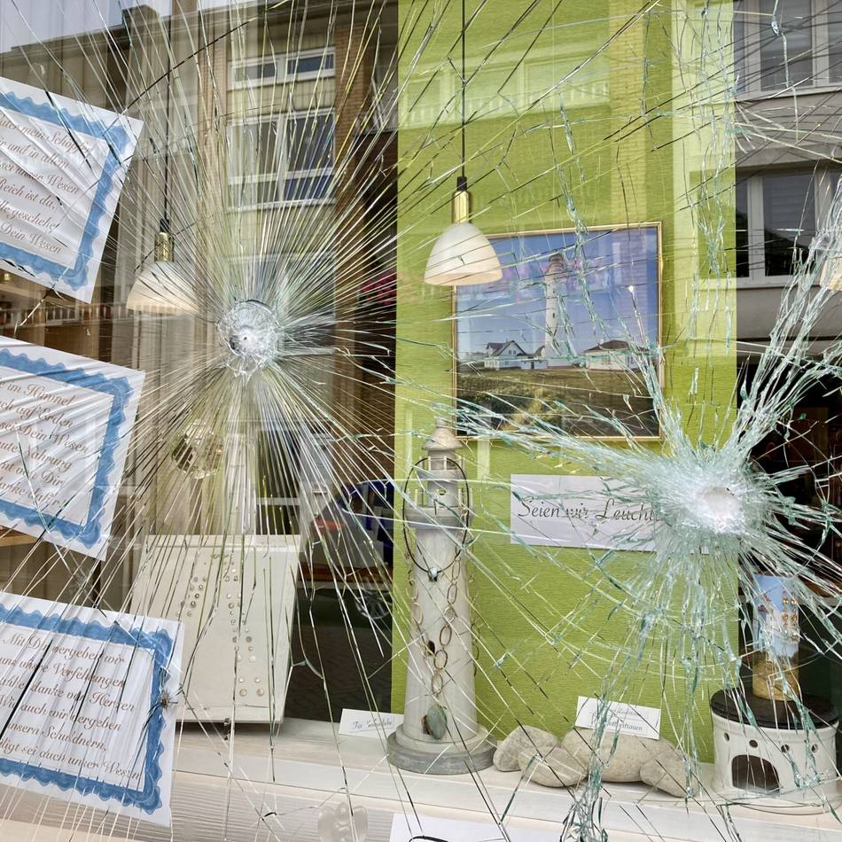 Unbekannte gingen mit brachialer Gewalt vor: Täter wollen mit Gullydeckel in Goldschmiede in Geldern einbrechen