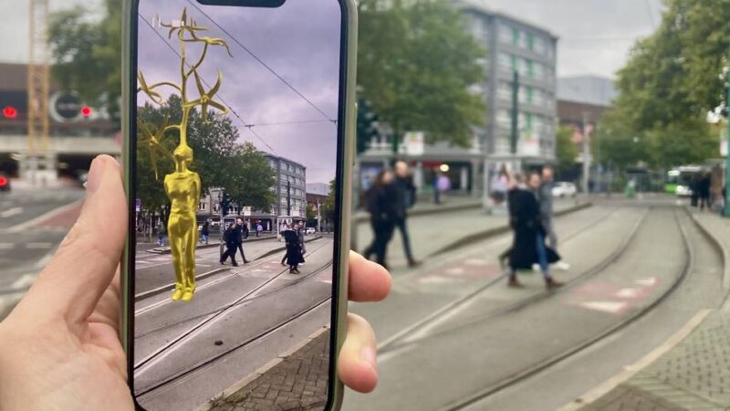 Kunstprojekt in Düsseldorf: Acht Meter hohe virtuelle Skulptur verändert den Worringer Platz