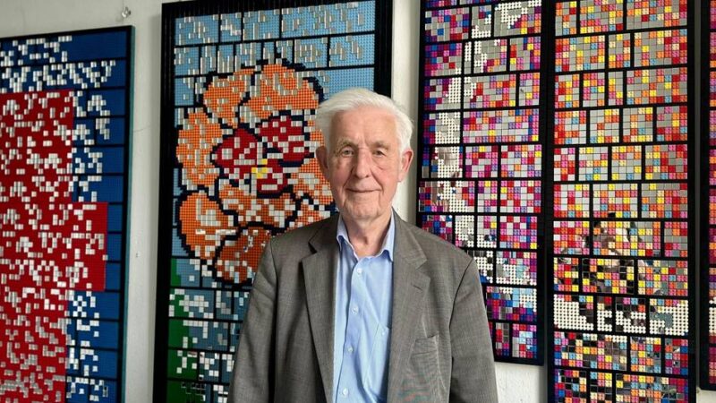 86-jähriger Künstler: Grevenbroicher erklärt Blinden mit Lego-Bildern die Welt