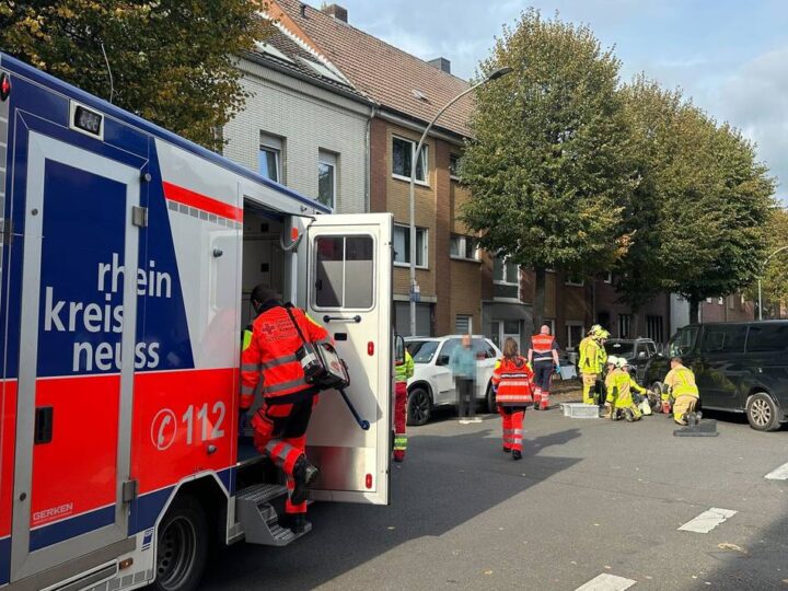 Schwerer Unfall in Grevenbroich: 14-Jährige nach Zusammenstoß unter Auto eingeklemmt