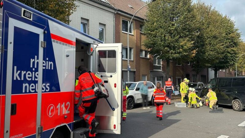 Schwerer Unfall in Grevenbroich: 14-Jährige nach Zusammenstoß unter Auto eingeklemmt