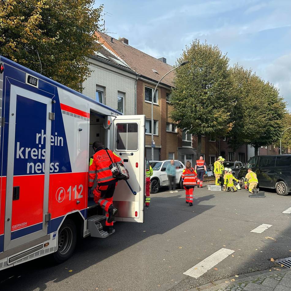 Schwerer Unfall in Grevenbroich: 14-Jährige nach Zusammenstoß unter Auto eingeklemmt