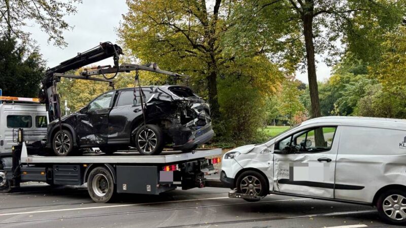 Polizeieinsatz in Düsseldorf: Geparkte Autos kaputt nach Unfall an der Brehmstraße – Polizei vermutet illegales Rennen