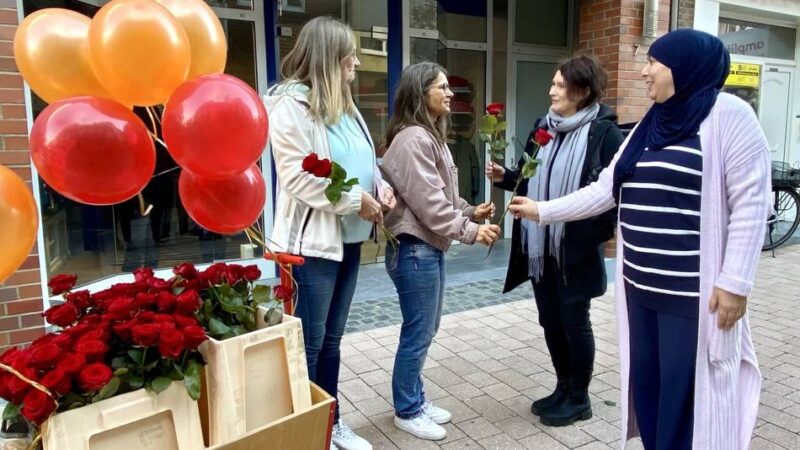 Seit fünf Jahren in Erkelenz: Frauenberatungsstelle feiert Geburtstag mit roten Rosen