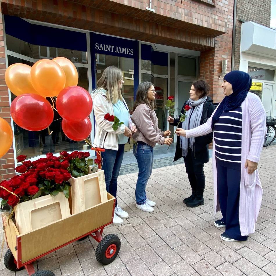 Seit fünf Jahren in Erkelenz: Frauenberatungsstelle feiert Geburtstag mit roten Rosen