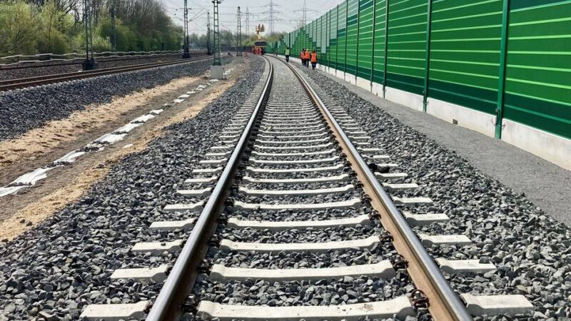 Zwischen Leverkusen und Leichlingen am Donnerstagnachmittag: Notarzteinsatz auf Bahnstrecke sorgt für Zugausfälle