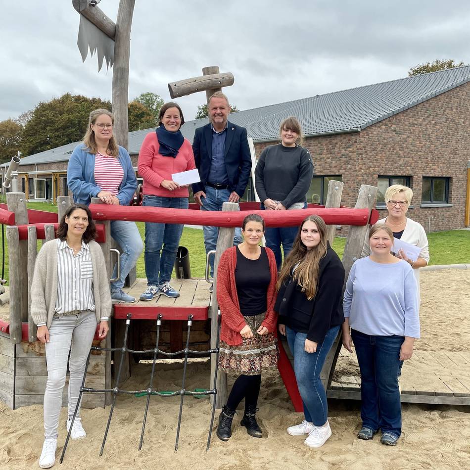 Gute Tat in Alpen: Annemarie-Mäckler-Stiftung spendet an Alpener Kindertagesstätten