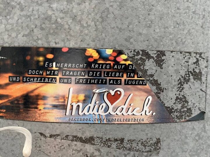 Bunte Sticker in Mönchengladbach: Das Leben klebt an Laternen, Masten und Kästen