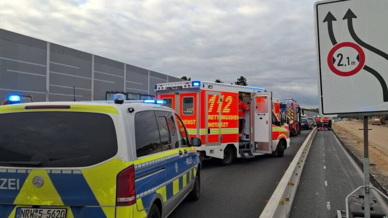 Autobahn A57 bei Krefeld: Zwei Personen nach Auffahrunfall verletzt – Stau in Fahrtrichtung Nimwegen