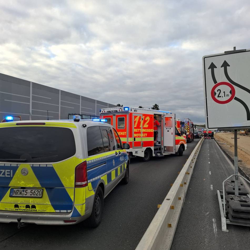 Autobahn A57 bei Krefeld: Zwei Personen nach Auffahrunfall verletzt – Stau in Fahrtrichtung Nimwegen