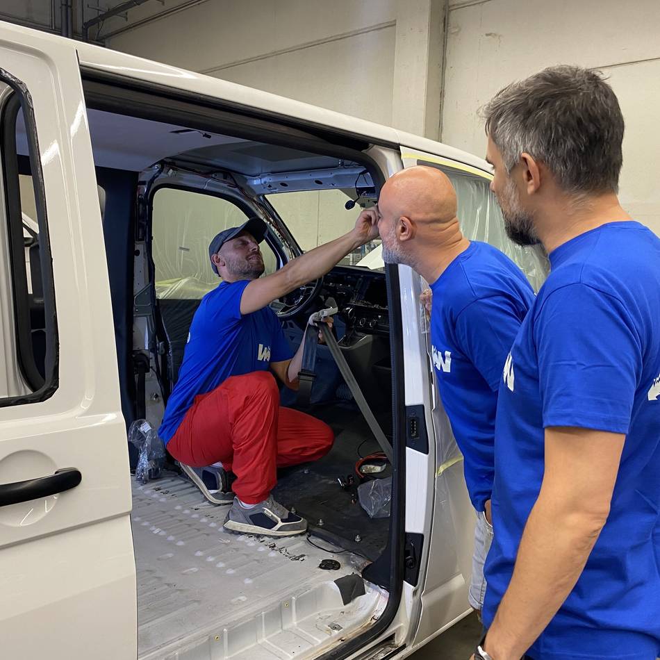 Unternehmenskultur in Mönchengladbach: Ukrainischer Drehbuchautor baut Transporter zu Campern aus
