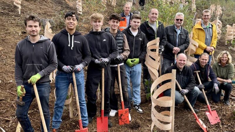 Baumpflanzaktion der Stadtsparkasse Wermelskirchen: „In 20 Jahren steht hier wieder ein Wald“