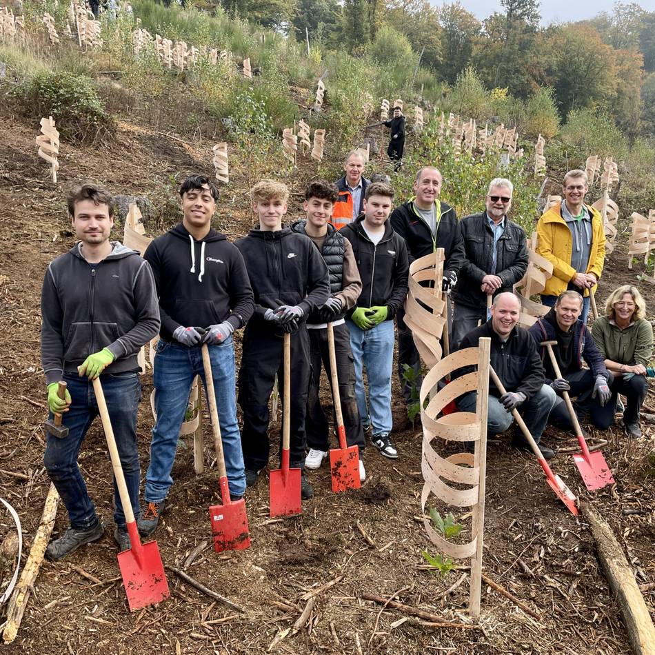 Baumpflanzaktion der Stadtsparkasse Wermelskirchen: „In 20 Jahren steht hier wieder ein Wald“