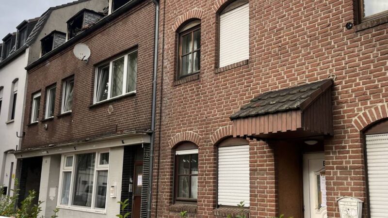 Mordkommission ermittelt in Goch: Feuer in Wohnhaus für Leiharbeiter – Mutmaßlicher Brandstifter auf der Flucht