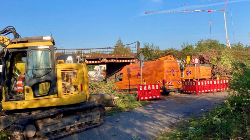 Eisenbahnbaustelle in Neuss: Bahn bricht Brücke über den Eselspfad ab