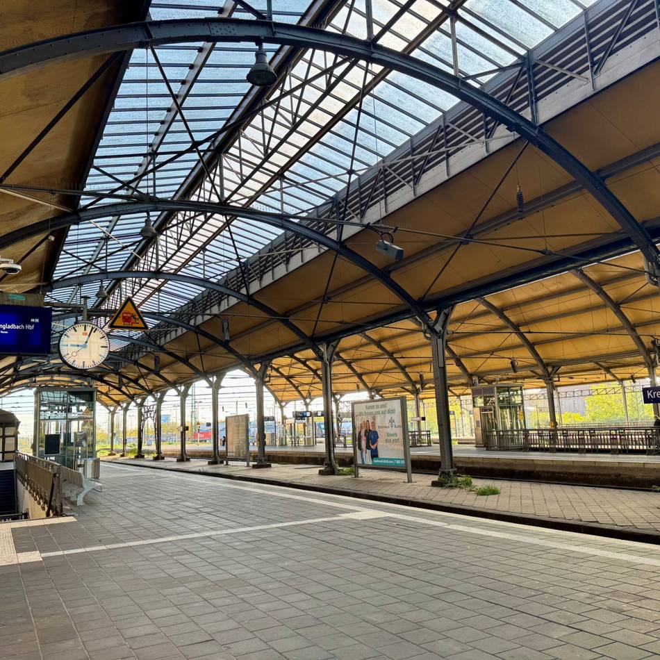 Stellwerk-Defekt: Bahn-Chaos in Krefeld hält noch in den Abendstunden an