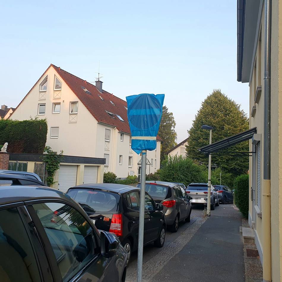 Posse um Verkehrsschild: Stadt Solingen muss falsches Verkehrsschild mit Mülltüte wieder entfernen