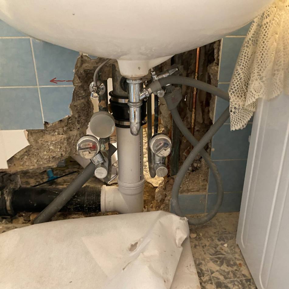 Probleme mit Wohnungsunternehmen LEG: 92-Jährige muss mit Wandlöchern im Badezimmer leben