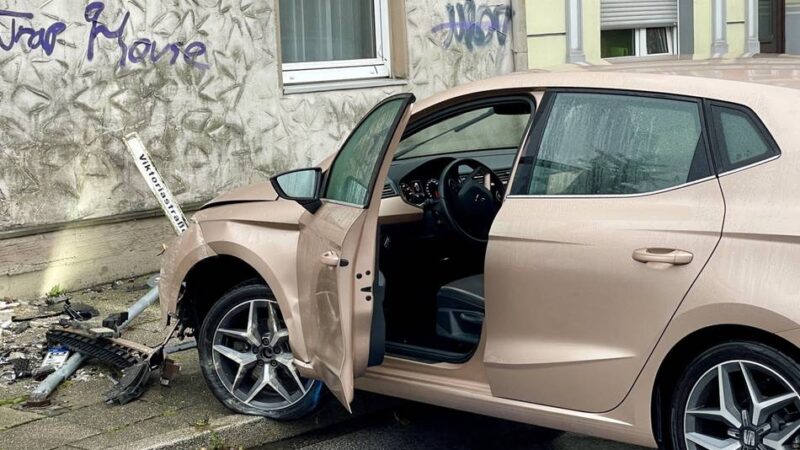 Unfall in Wermelskirchen: Auto kracht gegen Hauswand – Fahrerin leicht verletzt