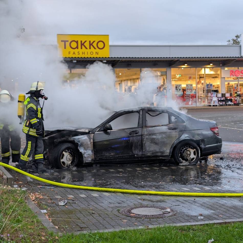 Binnen weniger Stunden: Autos in Erkelenz und Wassenberg brennen aus
