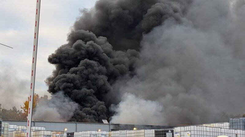 Großeinsatz am Samstag: Halle in Erkelenz brennt