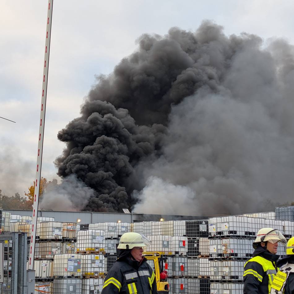 Großeinsatz am Samstag: Halle in Erkelenz brennt