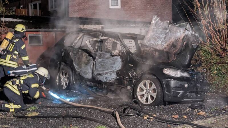 Feuerwehreinsatz in Erkelenz: Auto in Gerderath brennt vollständig aus