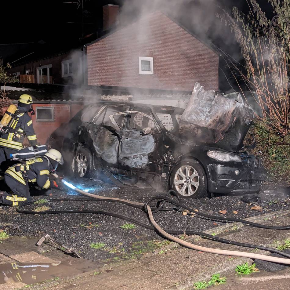Feuerwehreinsatz in Erkelenz: Auto in Gerderath brennt vollständig aus