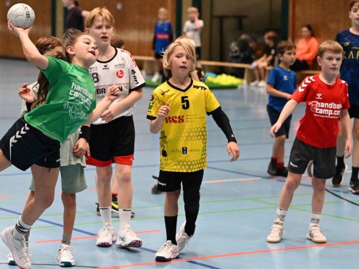 Herbstferien-Programm in Wermelskirchen: Über 60 Jugendliche beim „Handball-Camp“