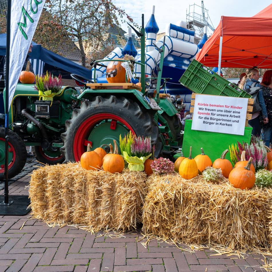 Herbstfest in Nieukerk: Kürbisse bemalen und Taschenaschenbecher am Stand der BVK