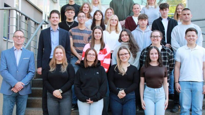 Hückeswagener unter den 22 Azubis: Tatkräftige Unterstützung für den Rettungsdienst in Oberberg