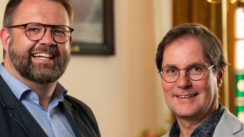 Improvisation mit Texten, Musik und Farben: Lobberichs Alte Kirche wird in Licht gehüllt
