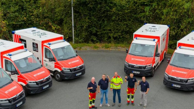 DRK erweitert Fahrzeugflotte: Sechs Transportwagen für den Rettungsdienst