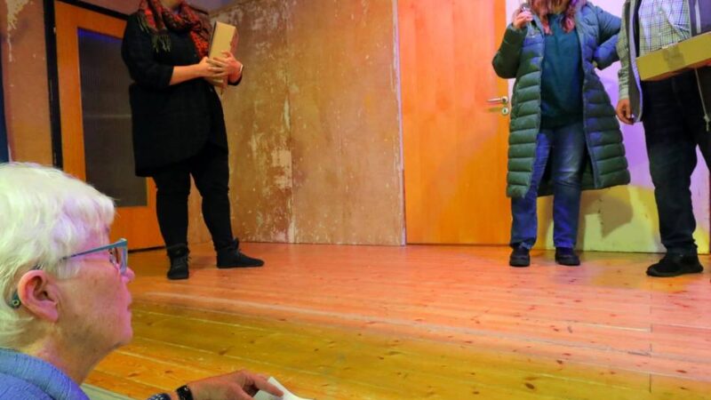 Neues Stück von „Hermann’s Bühne“ aus Rheinberg: Paketboten sorgen für Knatsch im Hausflur